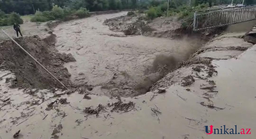 Qubada çay məcrasından çıxdı, kəndi su basdı - FOTOLAR (VİDEO)